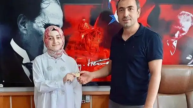 YKS ilçe birincisi olan öğrenci altın ile ödüllendirildi