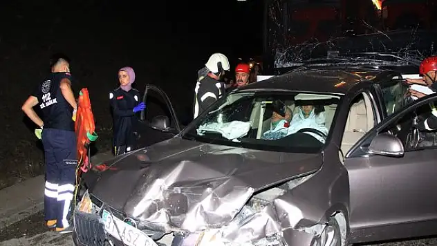 Otobüs ve 2 otomobilin karıştığı trafik kazasında 4 kişi yaralandı