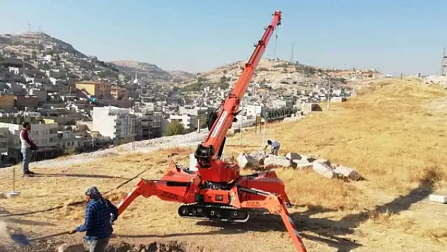 Urfa Kalesinde sürdürülen kazı çalışmalarına vinç desteği
