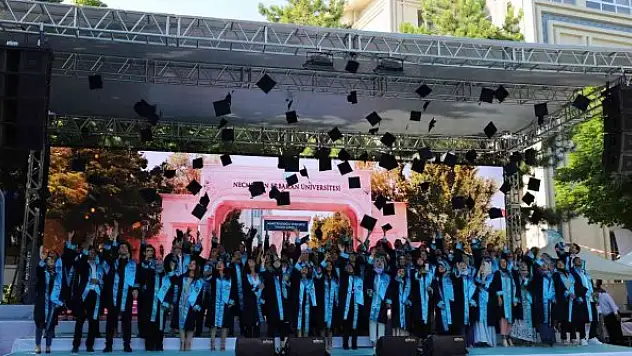 NEÜ'de birincilerin mezuniyet coşkusu