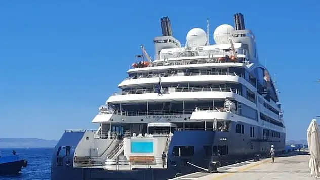 Fransa bayraklı kruvaziyer 'Le Bougainville' Bodrum Limanı'na yanaştı