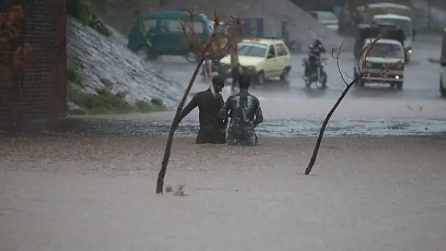 Pakistan'daki şiddetli yağışlarda ölenlerin sayısı 300'e yaklaştı