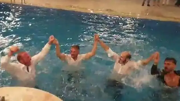 Düğünde çılgın eğlence, havuzda horon teptiler