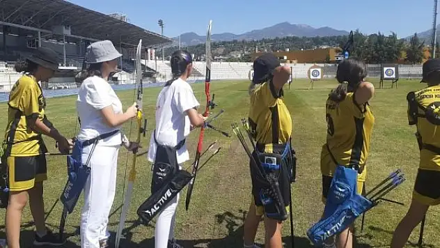 Minik okçular kıyasıya mücadele etti