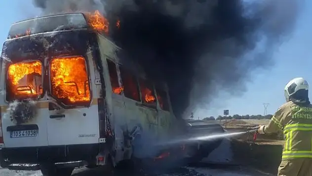 İşçi servis minibüsü alev alev yandı