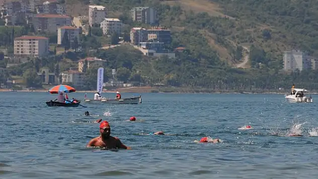 2 bin 622 metre yüzerek karşı kıyıya geçtiler