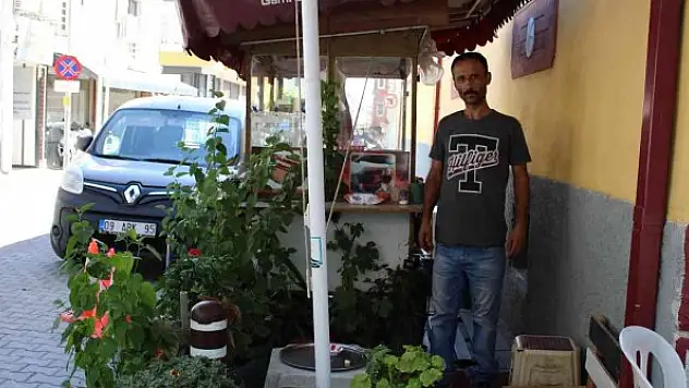 Tostçu işyerinde kendi bahçesini oluşturdu