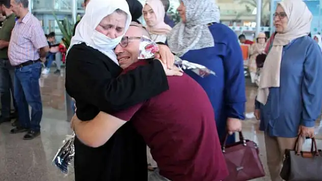 Sivas'a dönen ilk hacı kafilesi gözyaşlarıyla karşılandı