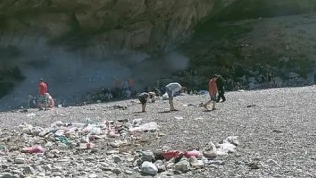 Tarihi alana gelişi güzel atılan çöpler tepkilere neden oluyor