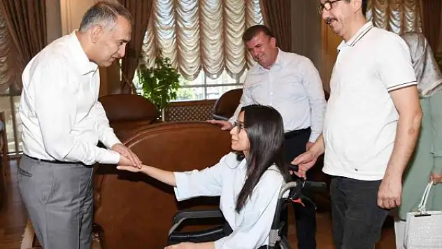 Vali Mahmut Çuhadar, YKS il birincisini ödüllendirdi