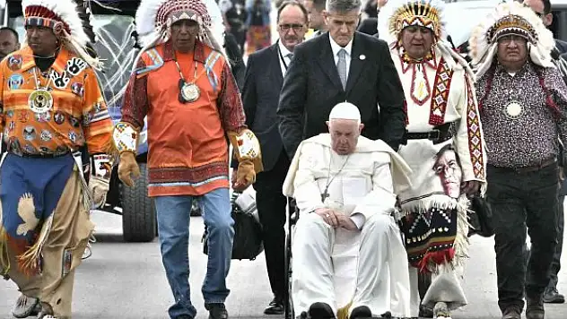 Papa Francis yerlilerden özür diledi