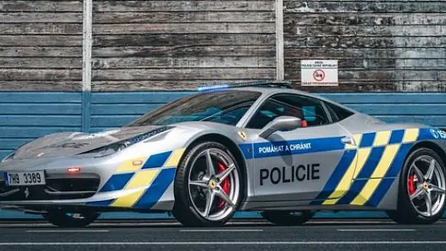 Çekya'da el konulan Ferrari ile araba hırsızları yakalanacak