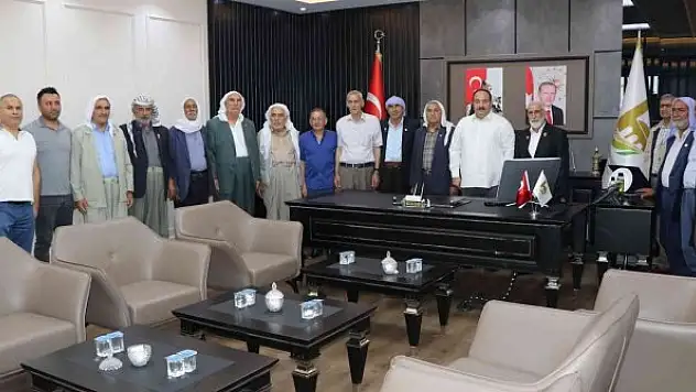 Gaziler 48 yıl sonra Kıbrıs'a gezi düzenleyen başkanı unutmadı