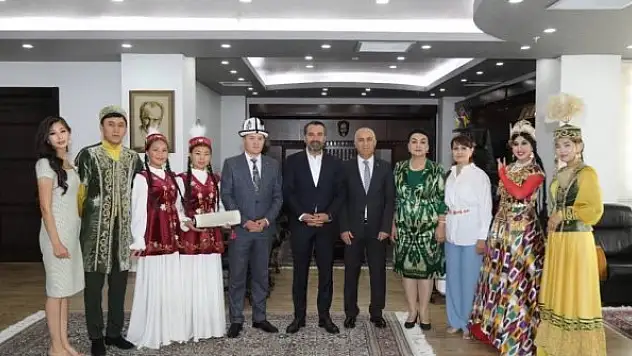 Kazakistan, Kırgızistan ve Özbekistan sanat toplulukları Başkan Şerifoğulları ile bir araya geldi