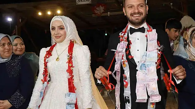 Takı töreninde damada cağ kebap cağı taktılar