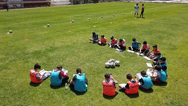 Önce kitap okuyorlar, sonra futbol oynuyorlar