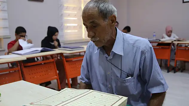 Kur'an kursunun 77 yaşındaki 'öğrenci dedesi'