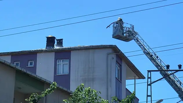 3 katlı binanın çatısı alev alev yandı