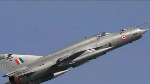 Hindistan'da savaş uçağı düştü: 2 ölü