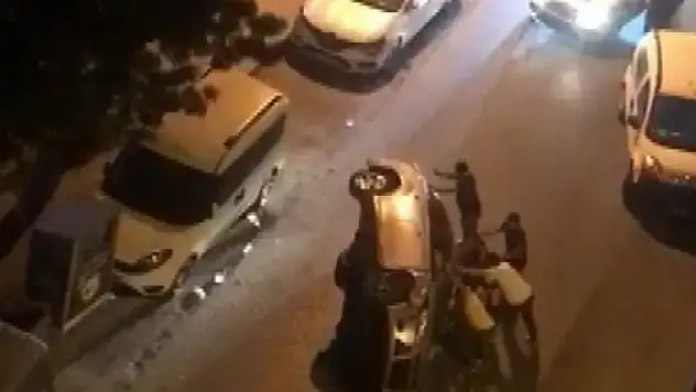 Zeytinburnu'nda yan atan araçta sıkışan sürücüyü arkadaşları kurtardı