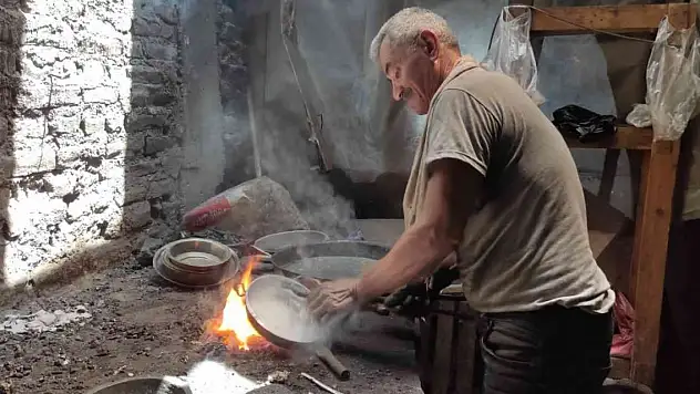 Ömrünü adadığı mesleğini kavurucu ateşin karşısında sürdürüyor