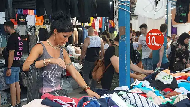 Bulgar turistler pazara akın etti, Ulus Pazarı'nda adım atacak yer kalmadı