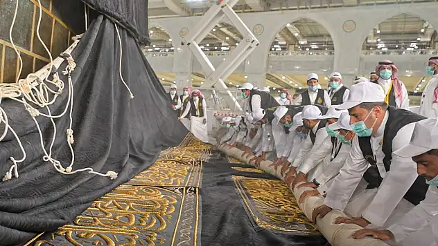 Kâbe'nin örtüsü değiştirildi