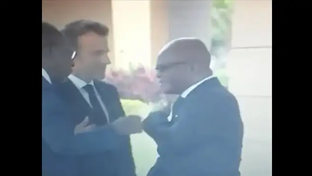 Macron'un dokunduğu omuzunu temizlemesi gündem oldu! Açıklama geldi