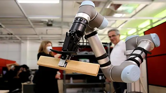 Canlımsı etkileşim yetenekleri kazandırılan yapay zekalı 'kalfa robotlar' fabrikalarda göreve hazır