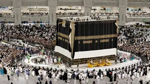 Kâbe'nin örtüsü değiştirildi