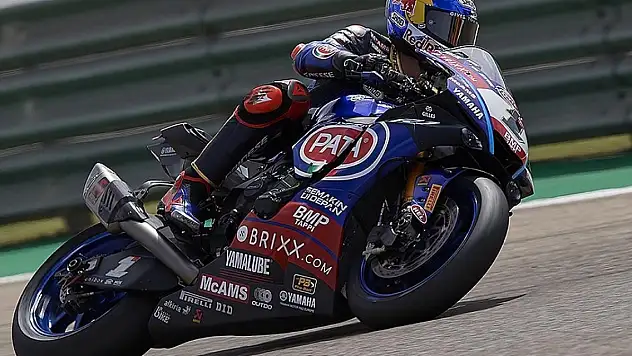 Milli motosikletçi Toprak Razgatlıoğlu, Çekya'da birinci oldu