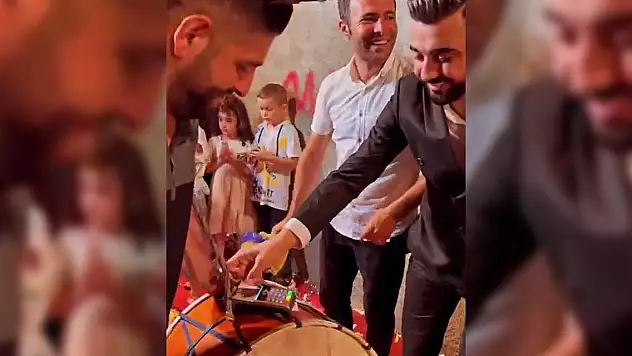 'Nakit yok' bahanesini duyan davulcu kredi kartıyla bahşiş topladı