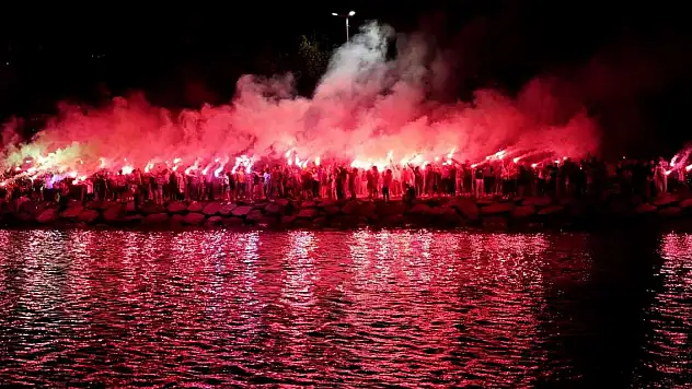 Trabzonsporlu taraftarlar meşalelerle geceyi aydınlattı