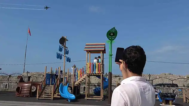 SOLOTÜRK ekibi prova uçuşu yaptı, vatandaşlar heyecanla izledi