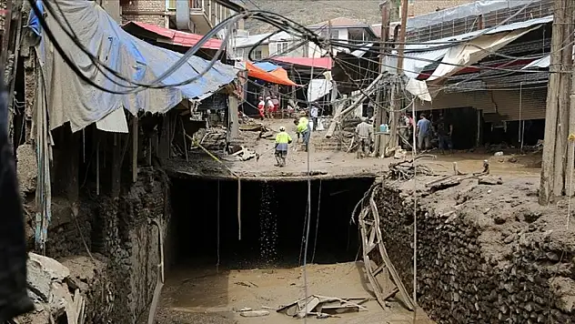 İran'da şiddetli yağışlarla oluşan sellerde can kaybı 76'ya yükseldi