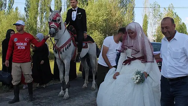 Bu kez ata gelin değil damat bindi