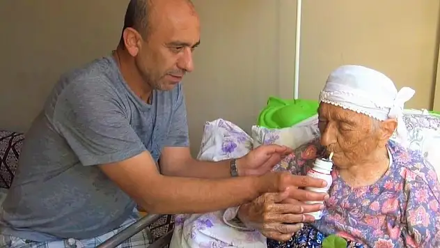 Ömrünü gözü gibi baktığı annesine adadı