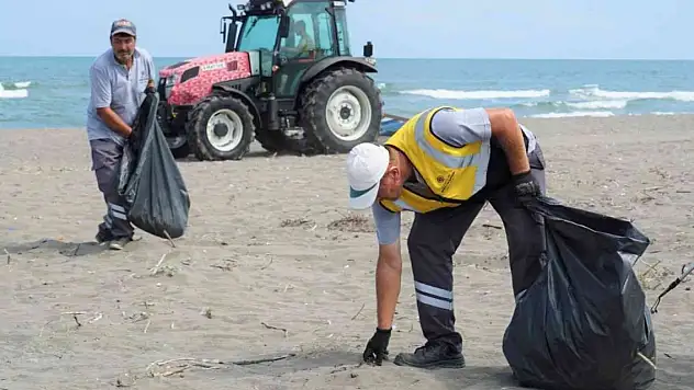 Sahilden 2 buçuk ton atık çıktı