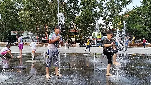 Sıcaktan bunalan çocukların eğlenceli serinliği