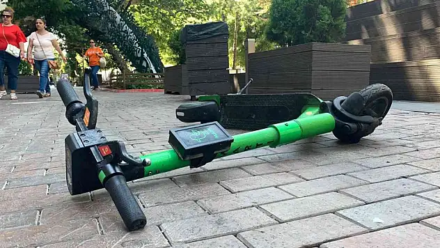 Kaldırıma düzensiz şekilde park edilen scooterlar yaya geçişini engelliyor