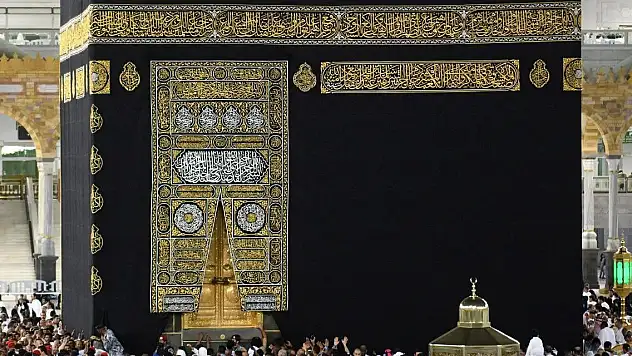 Kabe'nin etrafındaki bariyerler 2,5 yıl sonra kaldırdı