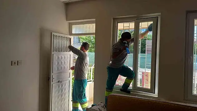 Yaşlı çiftin evi belediye tarafından temizlendi