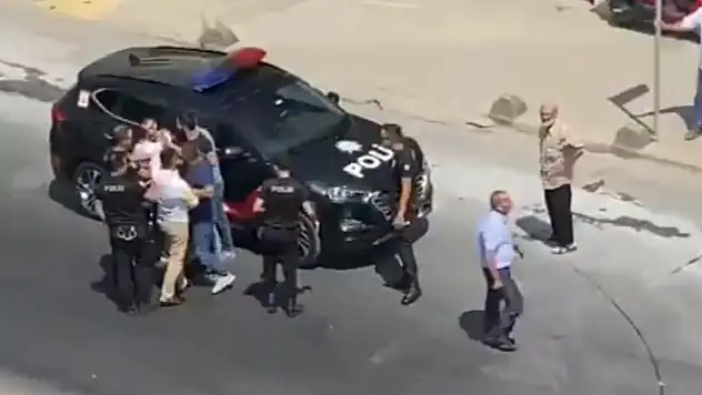 Trafik kazası sonrası tekmeli yumruklu kavga kamerada