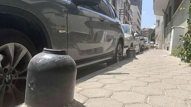 Mahalleli kaldırma çıkan araçları önlemek için kendi dubasını yaptı