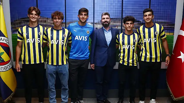 Fenerbahçe, 5 oyuncuyla profesyonel sözleşme imzaladı