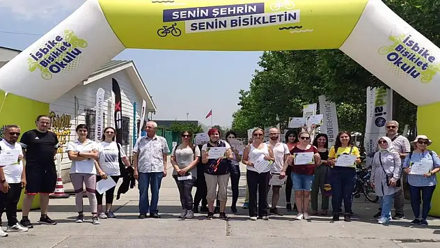 85 yaşında bisiklete binmeyi öğrendi