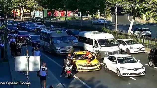 İlginç anlar... Tartışma sonrası taksi üstünde yolculuk