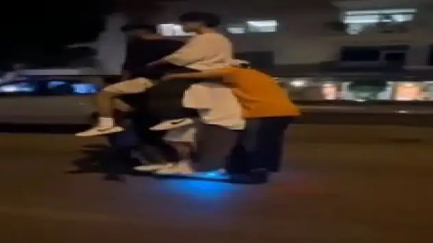 Elektrikli scootera 6 kişi bindiler