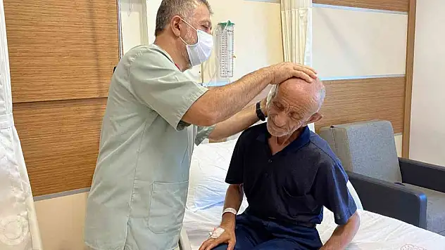 Duymayınca doktora gitti, ameliyatta kulağından çıkanlar şok etti