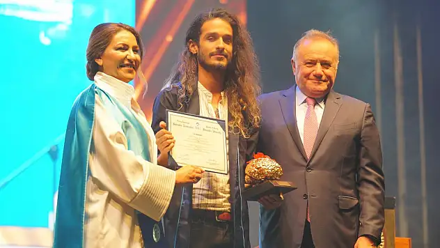 8 yıl önce geldiği Türkiye'de üniversite birincisi oldu